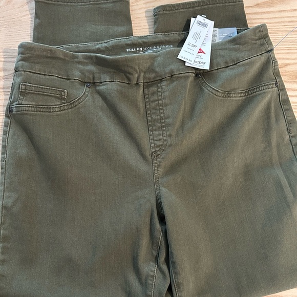 NWT. Chico's Pull On Jegging. Size 2.5R. - Picture 4 of 5